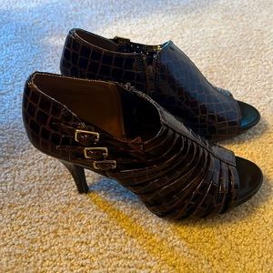 Women’s light brown zip up pump